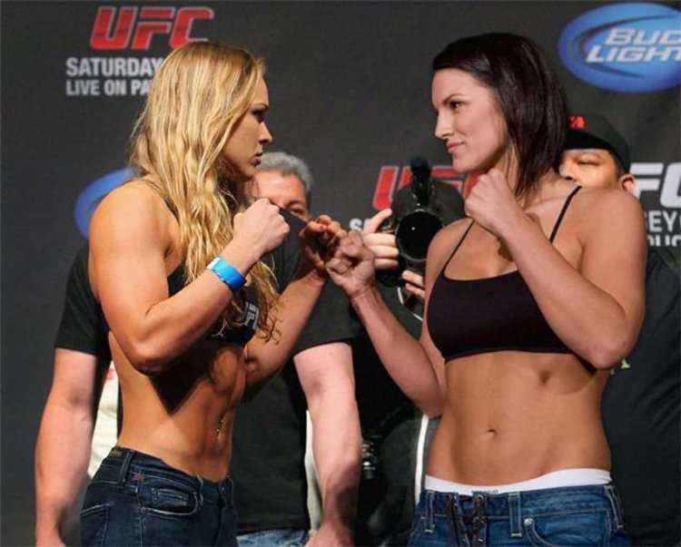 Ронда Роузи против Джины карона