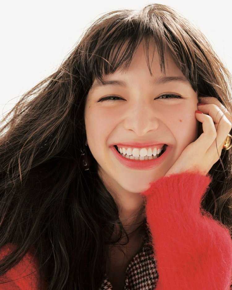 Улыбка азиатской девушки