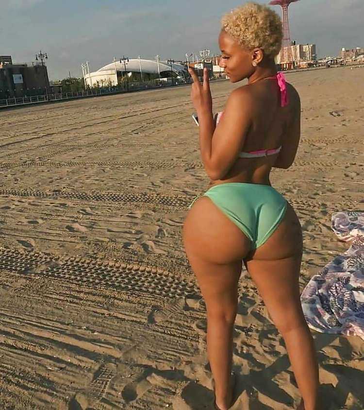 Соблазнительная Виктория Ломба в обтягивающих джинсах