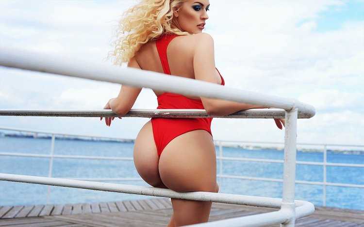 Очаровательная блондинка с пышной попкой