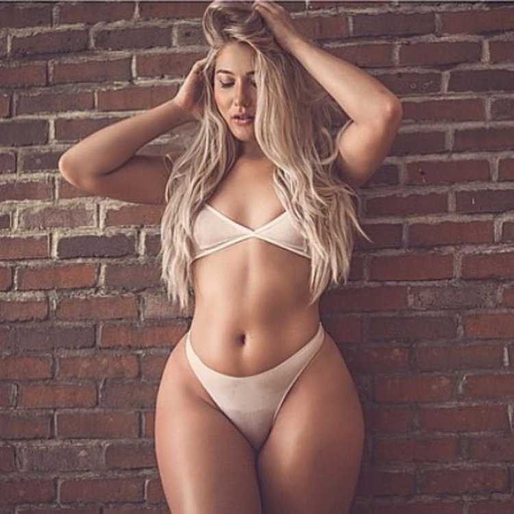 Rosee Divine в платье