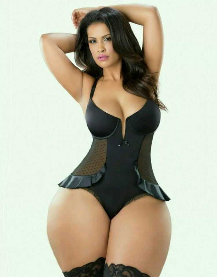 Соблазнительный образ Эшли Алексис в купальнике