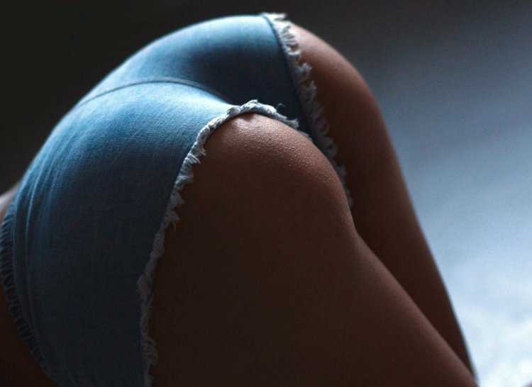 Красивая женская попа в трусах