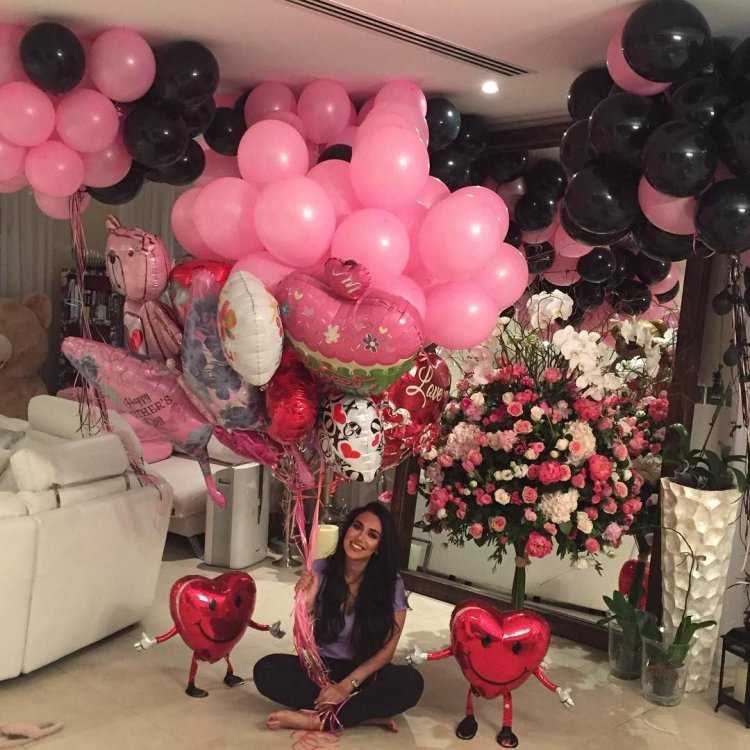 Девушка с шариками и цветами