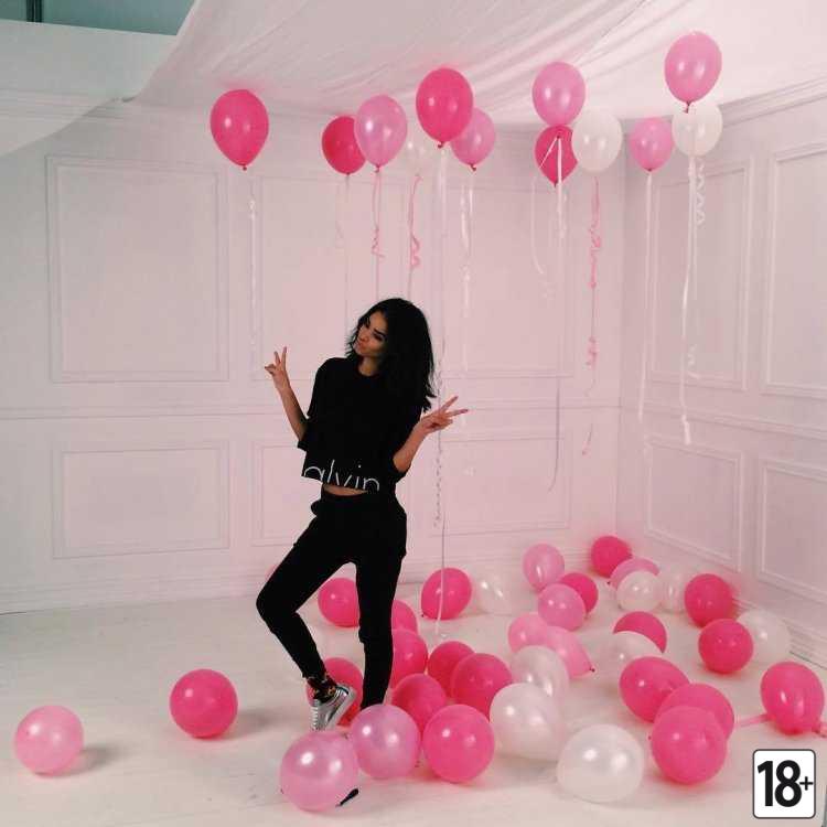 Девушка с шариками и цветами