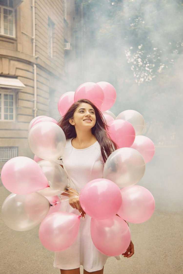 Красивое позирование с воздушными шариками