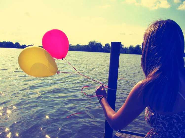 Девочка с шариками со спины