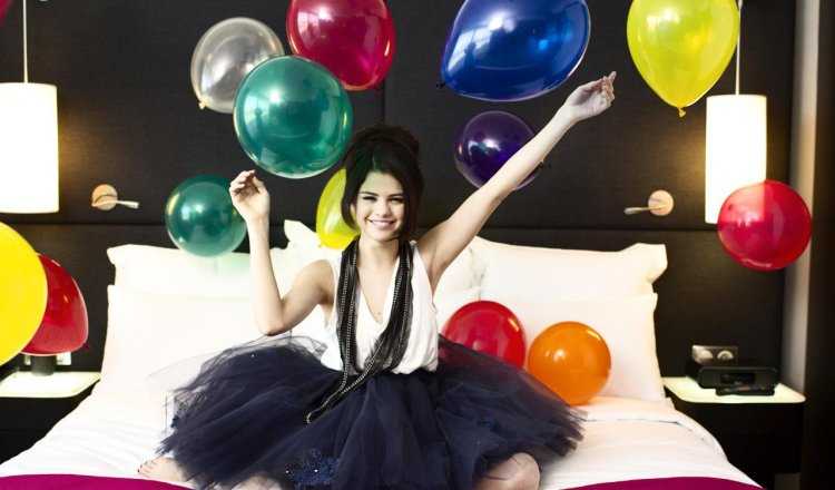 Селена Гомес в шарах