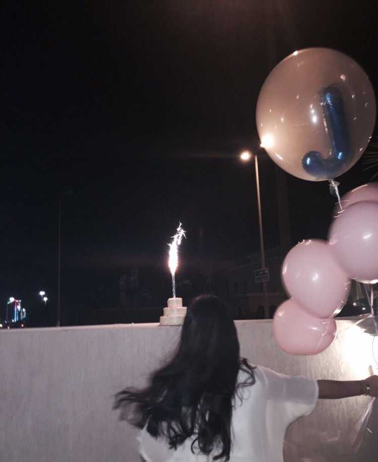 Брюнетка с шарами день рождения
