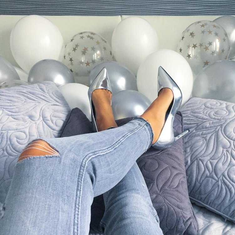 Фотосессия с шарами в кровати