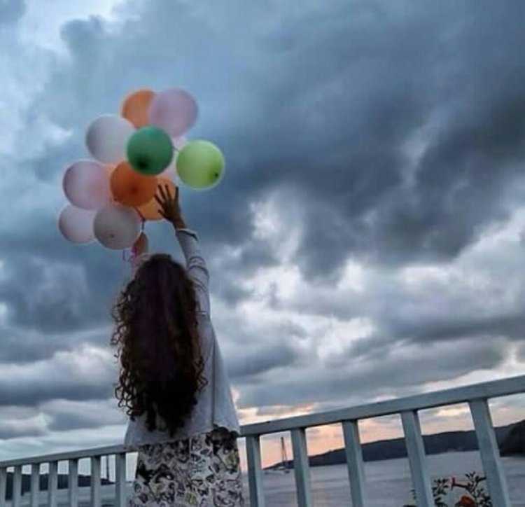 Девушка с шарами со спины