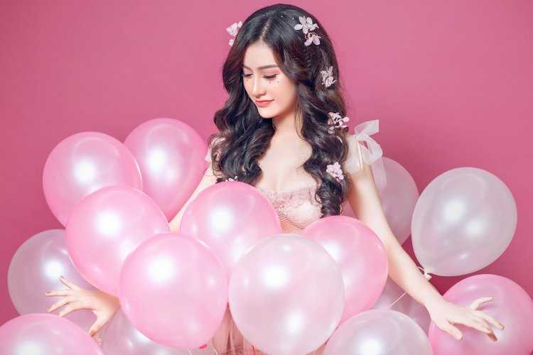 Девушка с шариками