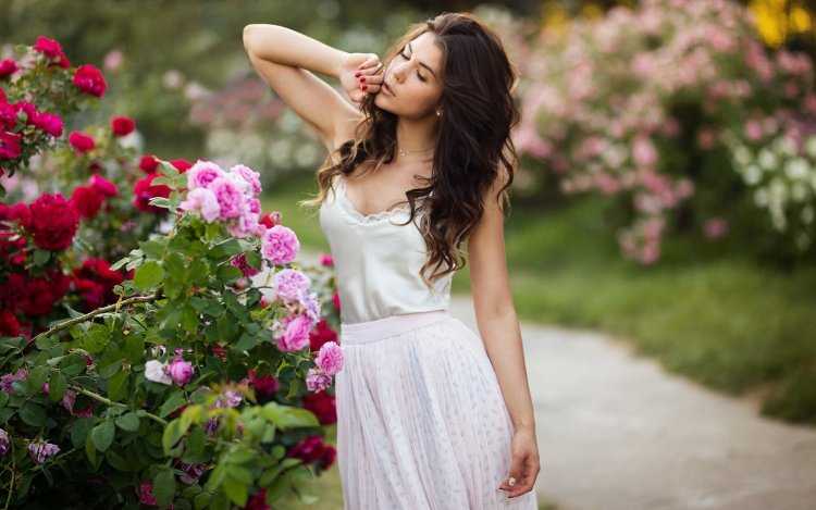 Девушка в платье с розами