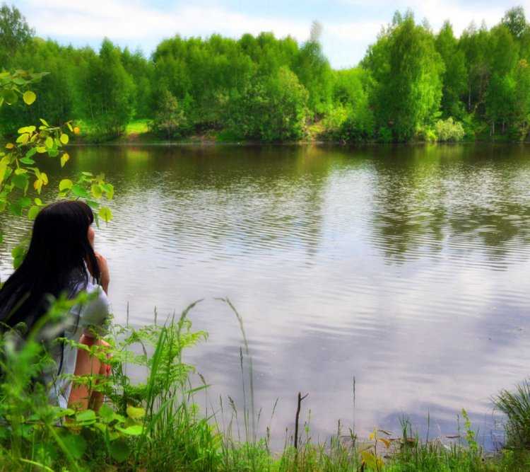 Брюнетка на озере спиной77