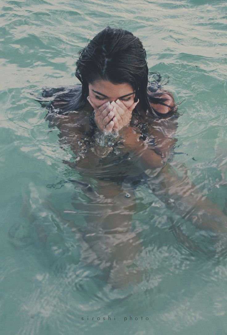 Брюнетка на озере спиной