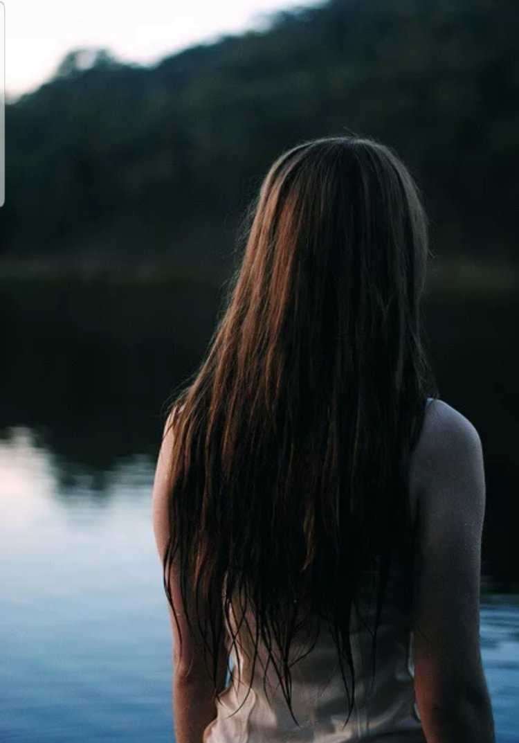 Девушка с темными волосами со спины