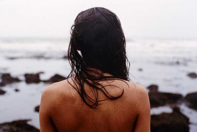 Девушка с мокрыми волосами со спины