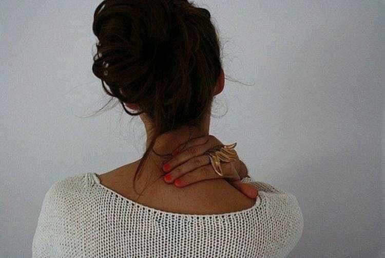 Брюнетка в свитере со спины