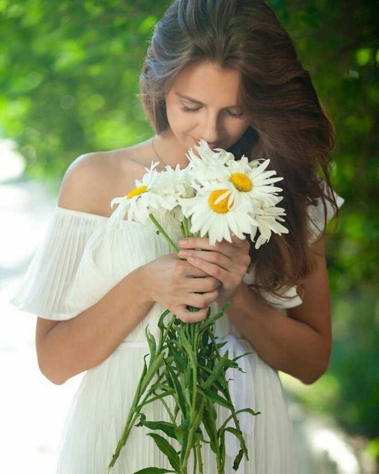 Девушка с ромашками