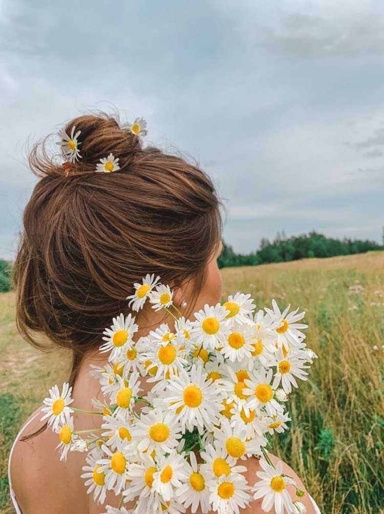 Брюнетка с букетом ромашек13