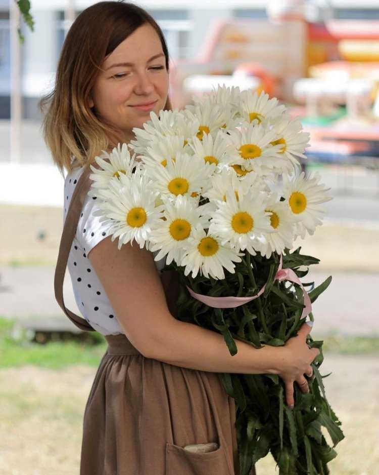 Фотосессия с большим букетом ромашек