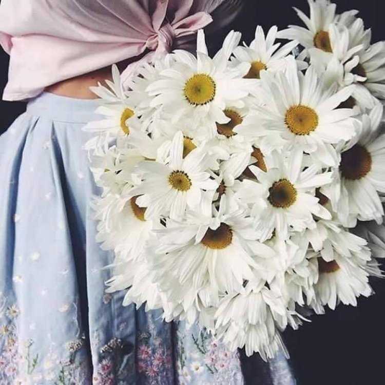 Девушка с букетом ромашек