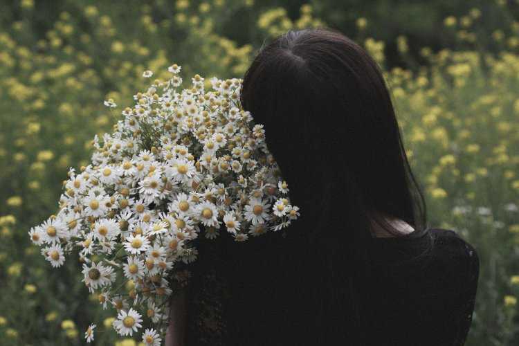 Брюнетка с ромашками