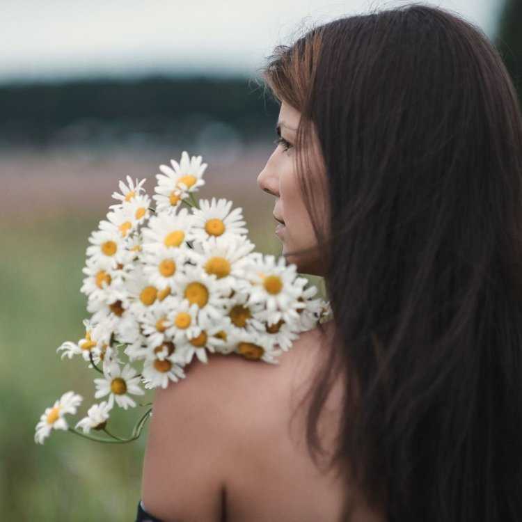 Брюнетка с ромашками