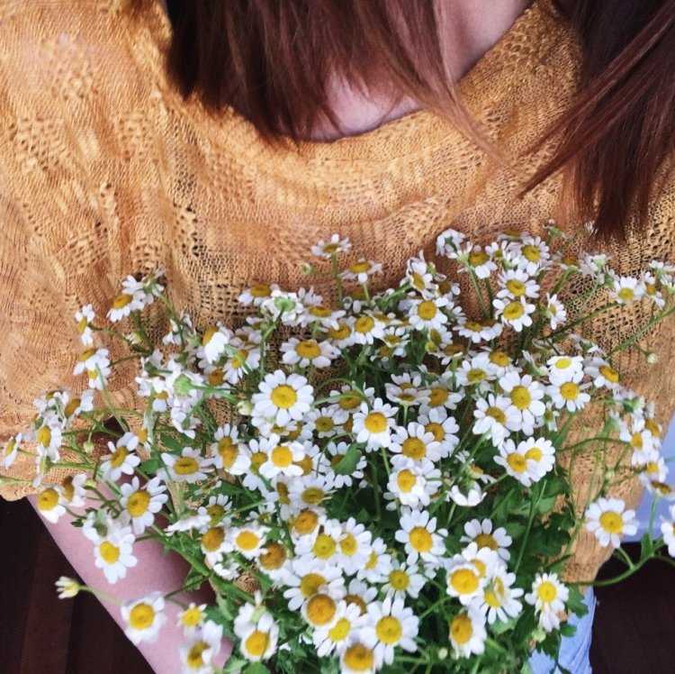 Девушка с букетом ромашек