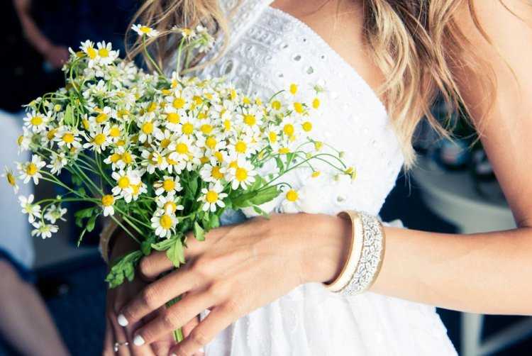Девушка с букетом ромашек