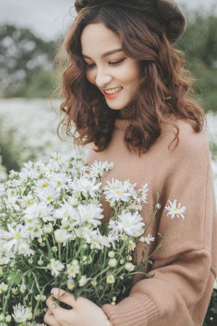 Девушка с ромашками