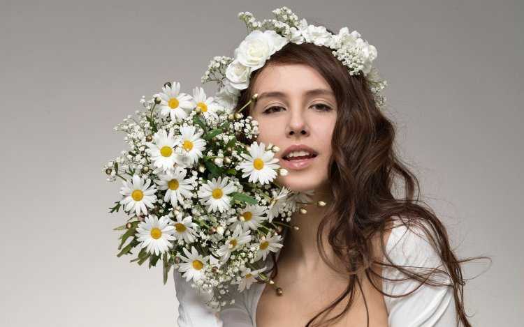 Девушка с цветком