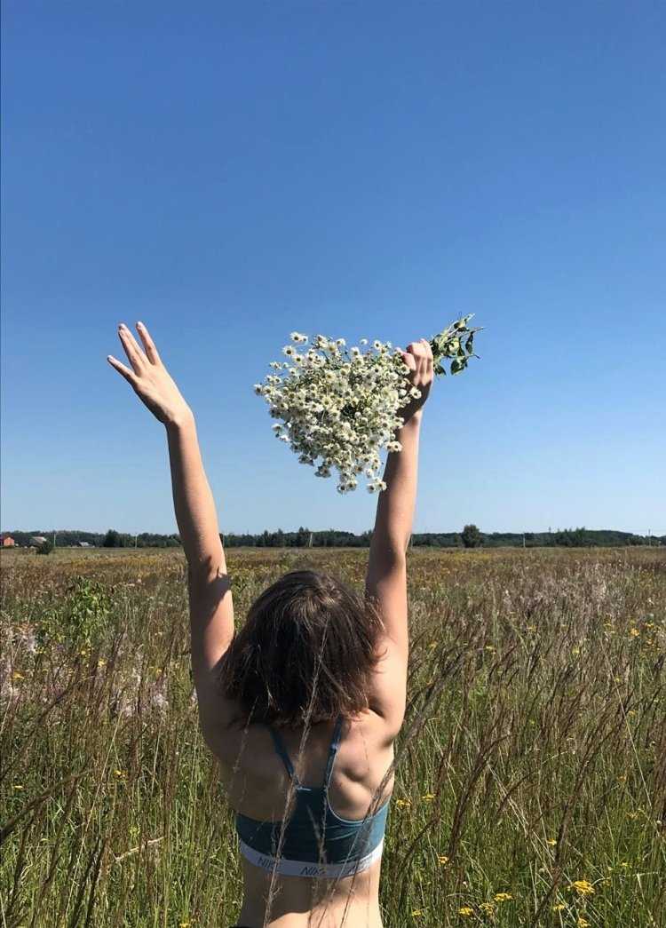 Девушка чего вам лето и букет ромашек