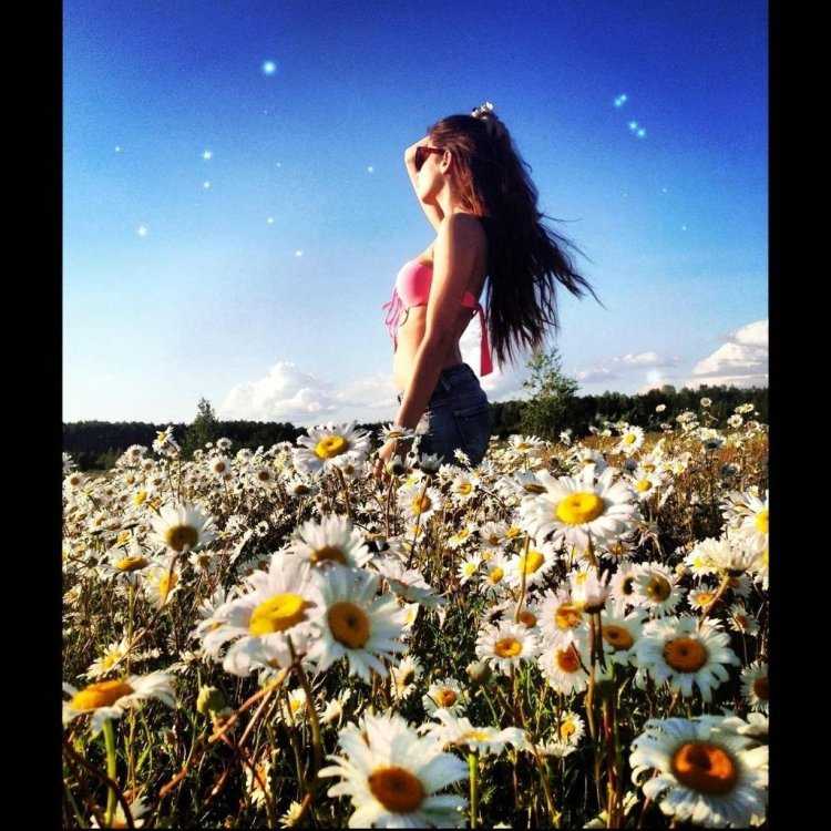 Девушка в ромашках спиной