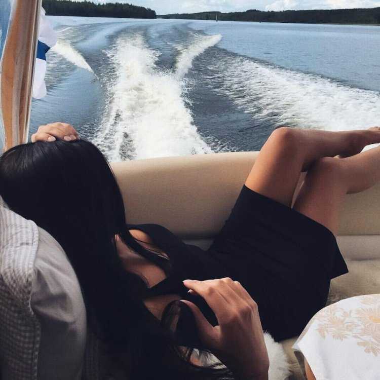 Сногсшибательная брюнетка, пленяющая на фоне моря