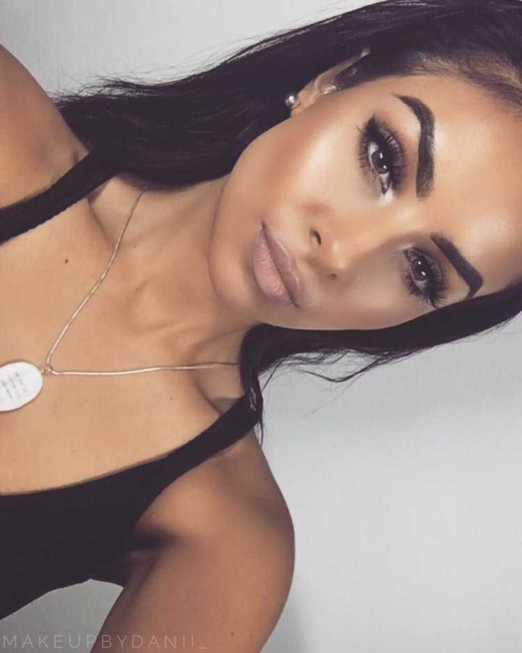 Сногсшибательные брюнетки с обольстительными карими глазами