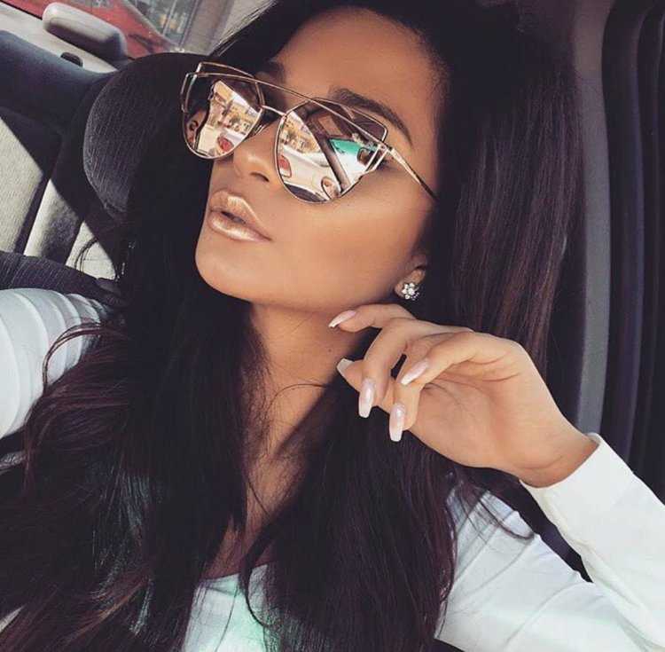 Искушение: брюнетка в очках