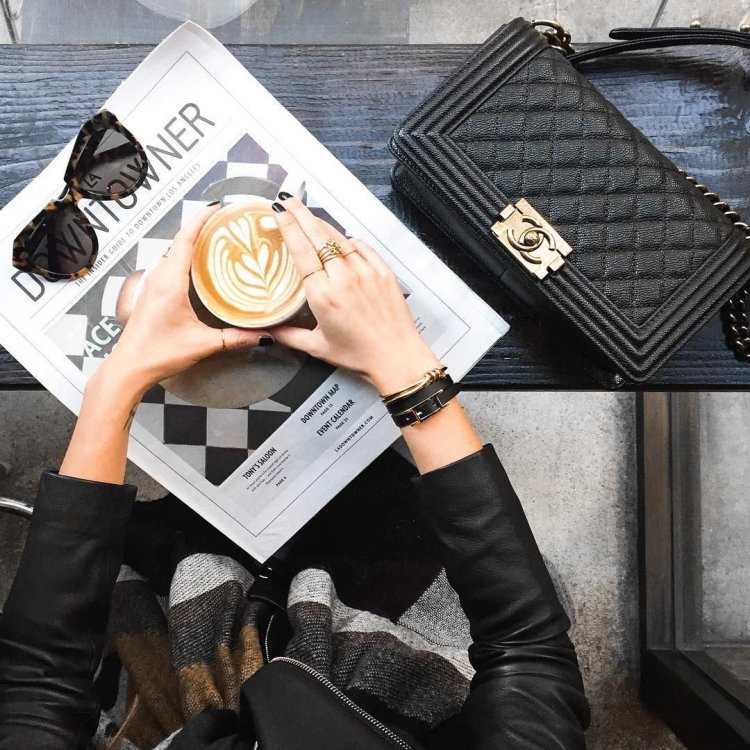 Прелестные женские формы в сочетании с модными сумками