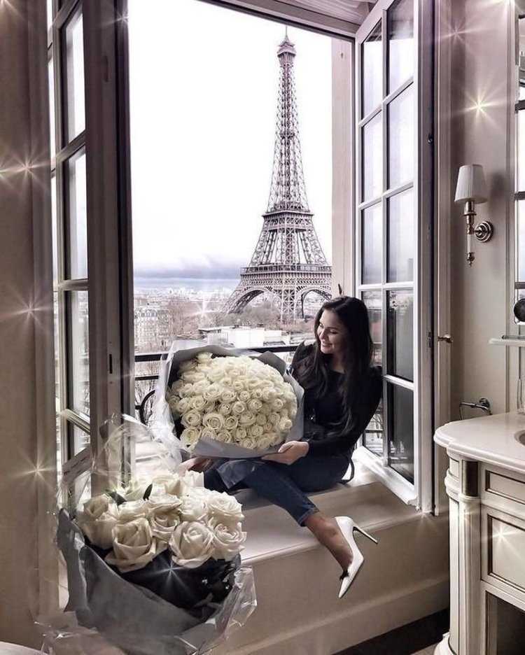 Красивая женщина в изысканном доме, олицетворяющая роскошь и соблазн