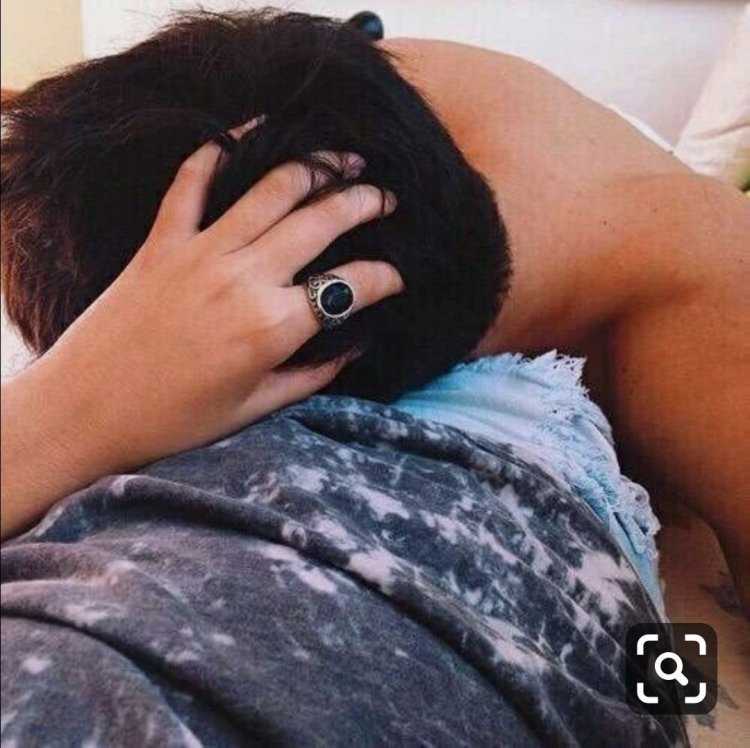 Эротическая сцена: брюнетка с каре и загадочным мужчиной со спины