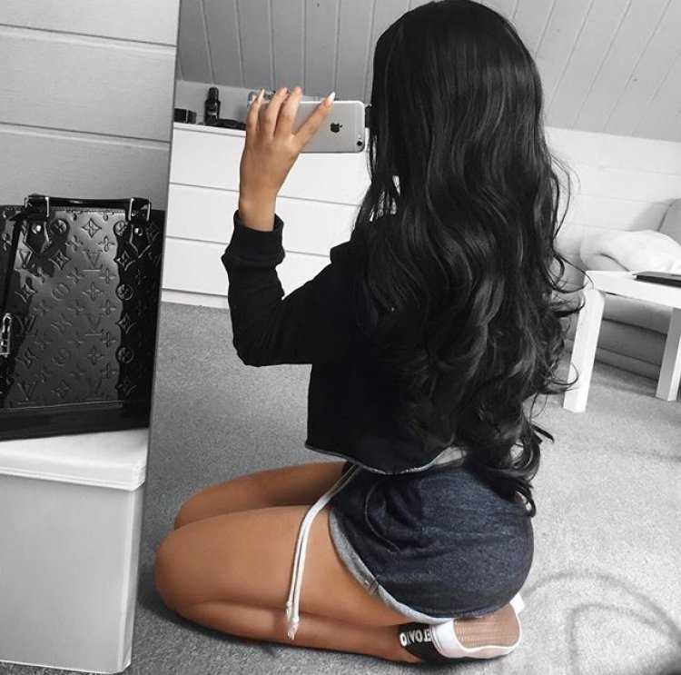 Эротика с брюнеткой, увлеченной своим smartphone и игривыми взглядами