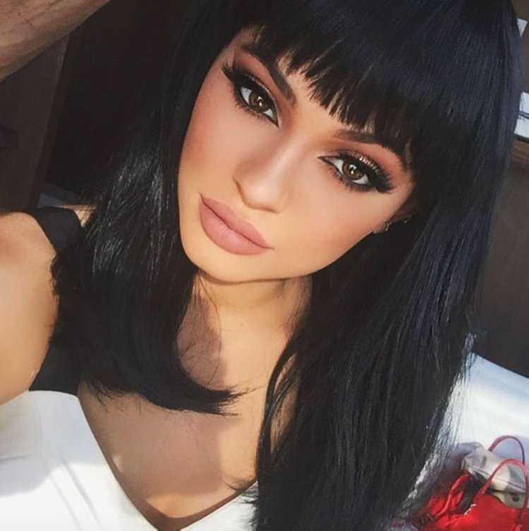 Сексуальная Кайли Дженнер с челкой 2022 года