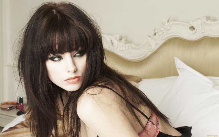 Соблазнительные брюнетки с длинной челкой