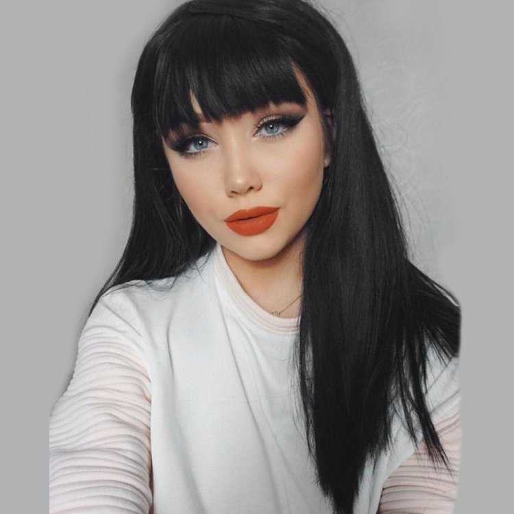 Темная красота с челкой