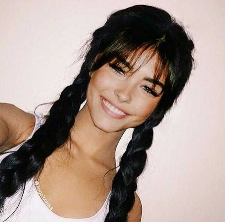 Брюнетка с длинными косами, свободно обвивающими ее во время страстных поцелуев