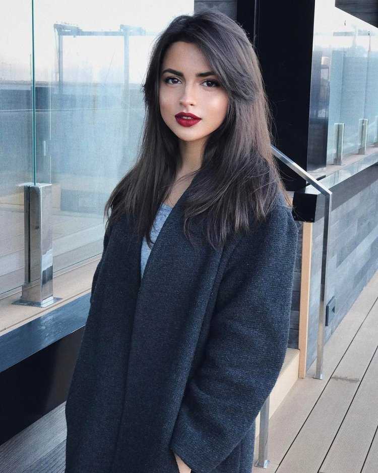 Удлиненная челка на длинные черные волосы, словно играющая скрытые ноты искушения