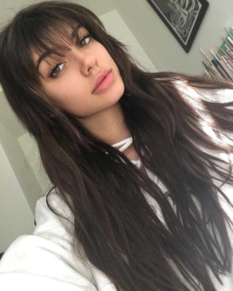 Брюнетка, волосы упадут на плечи