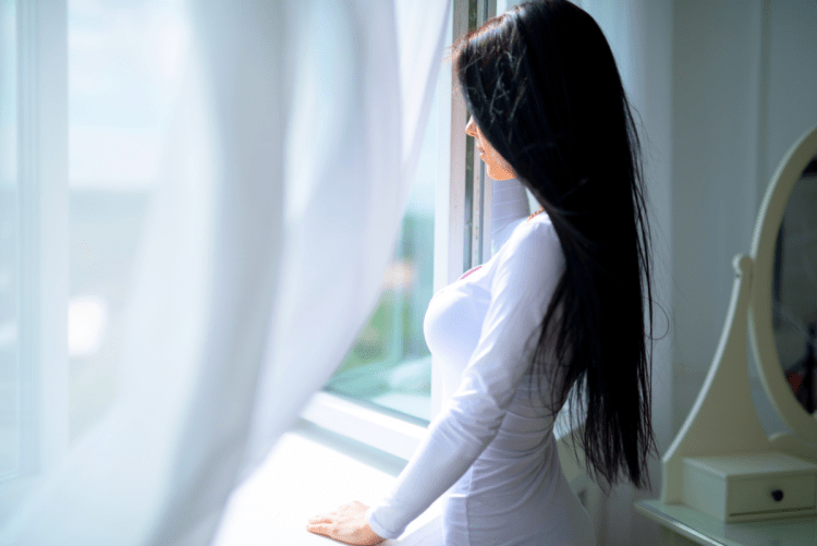 Фото девушки брюнетки со спины с длинными волосами