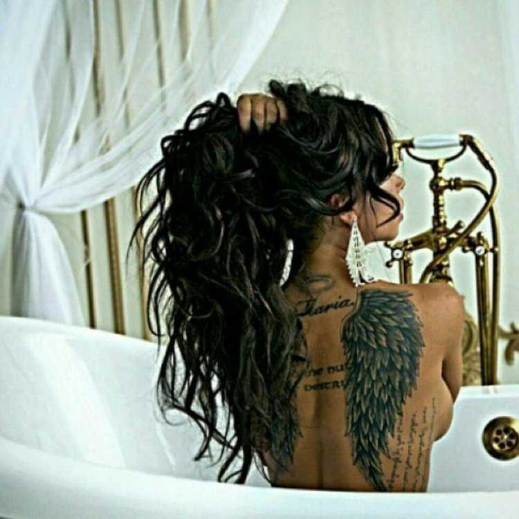 Девушка кудрявая с тату