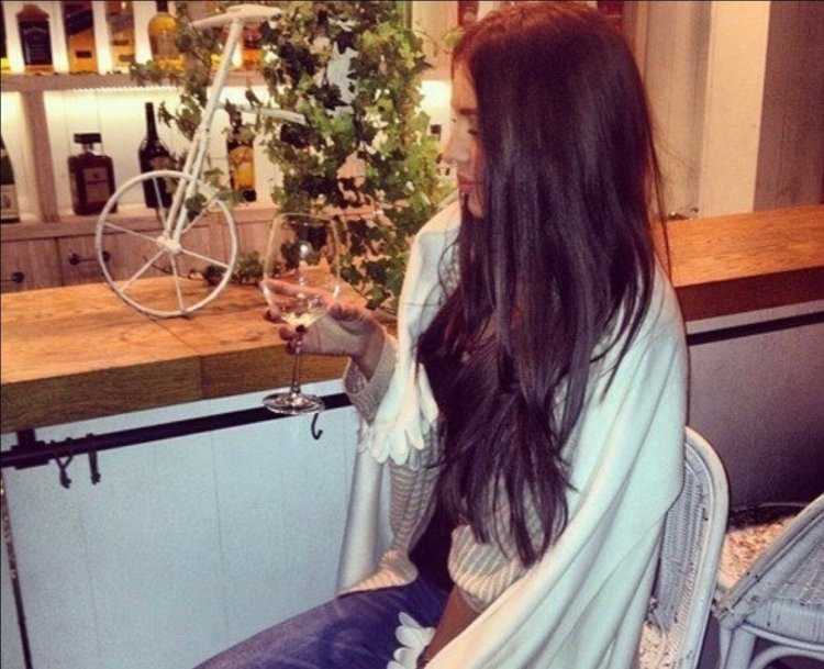 Брюнетка с длинными волосами в кафе